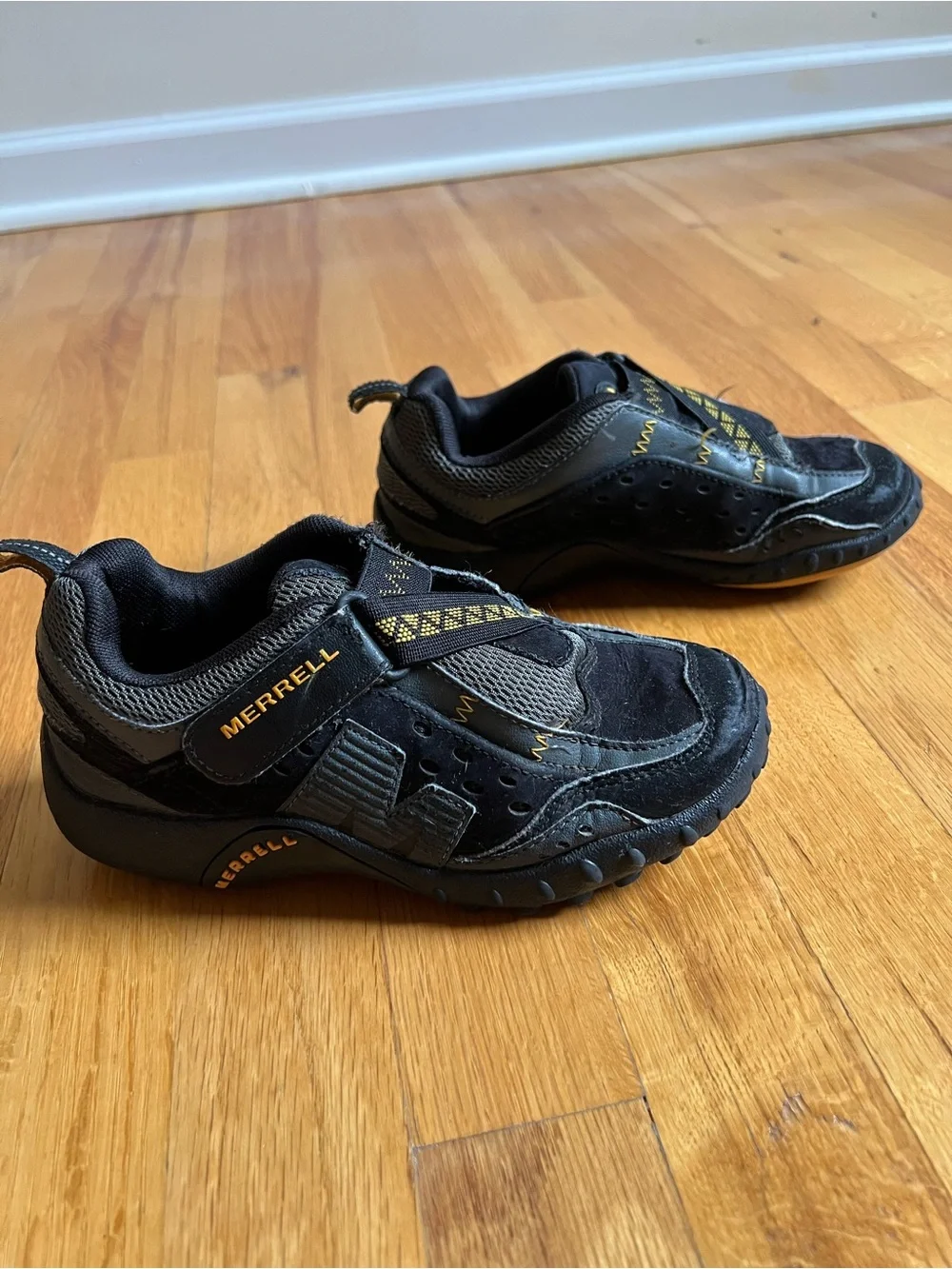 Merrell Intercept Black/ Gray w/ Yellow Kids size 1 Velcro Closure Trail Sneaker